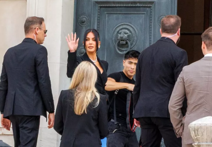 Kim Kardashian llega al Palacio de Justicia de París. Foto: EFE / EPA / Sadak Souice