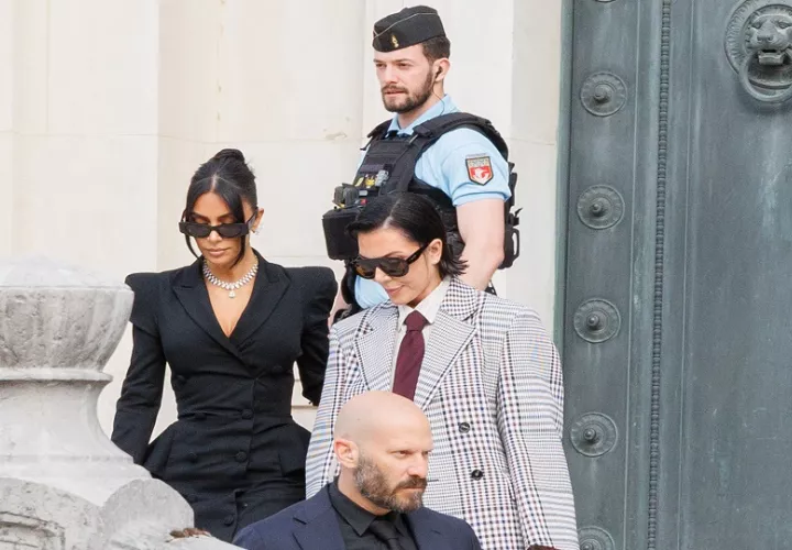Kim Kardashian saliendo del juzgado junto a su madre Kris Jenner. Foto: EFE