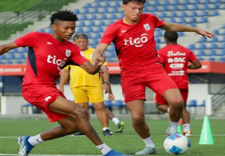 Karlo Kuranyi (der.) en los entrenamientos de la Sub-20. Foto: FPF
