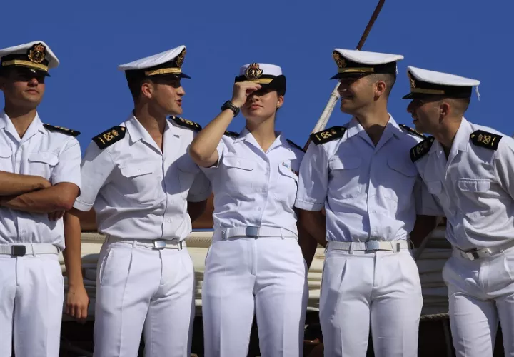 La princesa de Asturias, Leonor de Borbón, junto a sus compañeros guardiamarinas. Foto: EFE