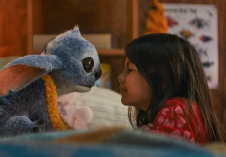 El personaje de ficción Stitch (i) y la joven actriz Maia Kealoha (d) como Lilo. Foto:  EFE / Disney