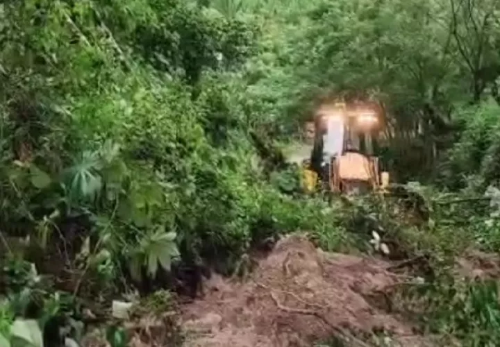 Con ayuda de una retroexcavadora se está removiendo el lodo y roca que se encuentran sobre la carretera. Foto. Eric Montenegro