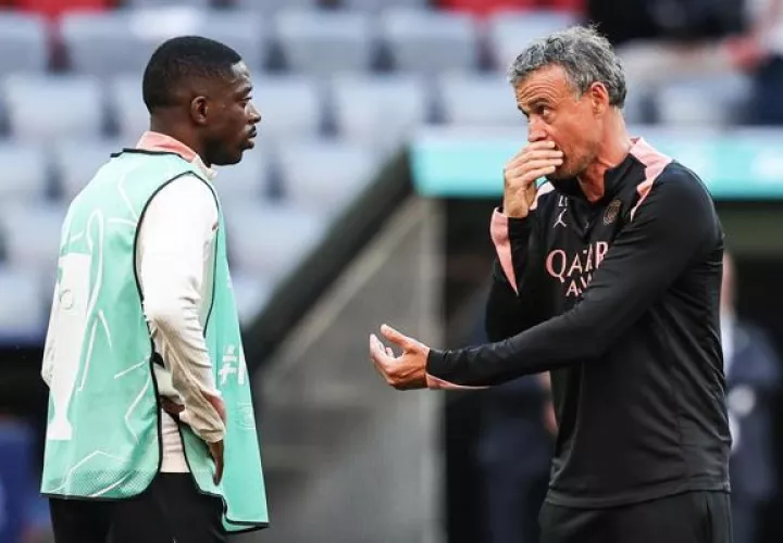 Luis Enrique Martínez, técnico del PSG, convera con Dembélé. Foto: EFE