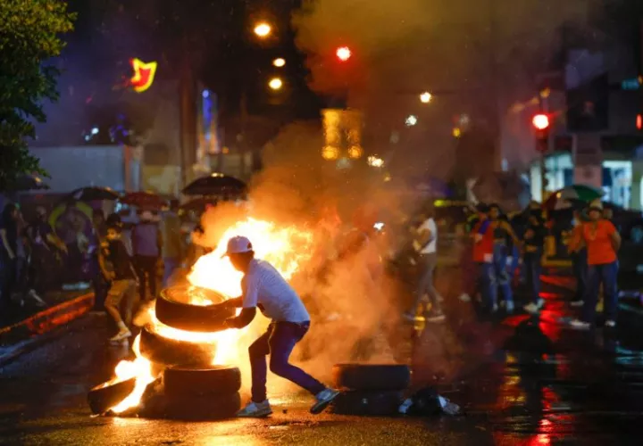Manifestantes bloquean una vía durante una protesta en Santiago de Veraguas. Foto: EFE 