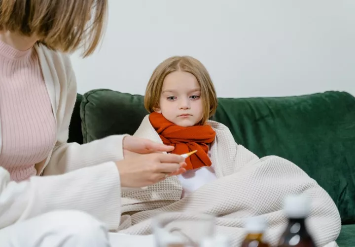Algunos síntomas de esta enfermedad son: fiebre elevada, dolor de cabeza, rigidez de la nuca, sensibilidad a la luz. Foto: Pexels