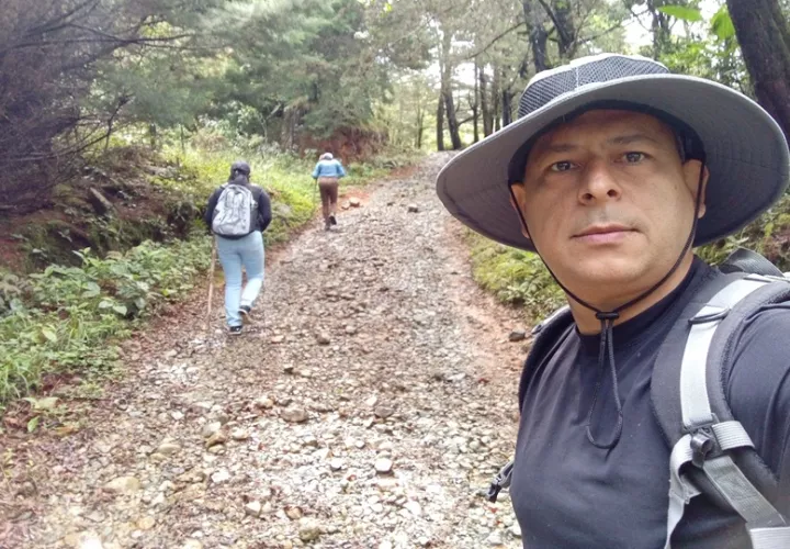El micólogo Javier De León en una gira de campo. Foto: Cortesía