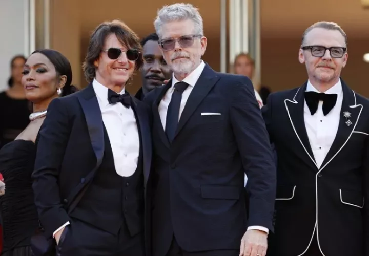Angela Bassett, Tom Cruise, el director Christopher McQuarrie y Simon Pegg. Foto: EFE / Guillaume Horcajuelo