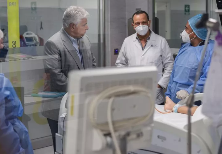 José Raúl Mulino en su visita al Hospital Pediátrico de Ciudad de la Salud. Foto: Cortesía
