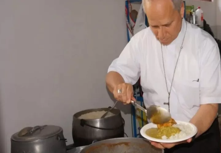 El papa León XIV sirviendo comida peruana.EFE