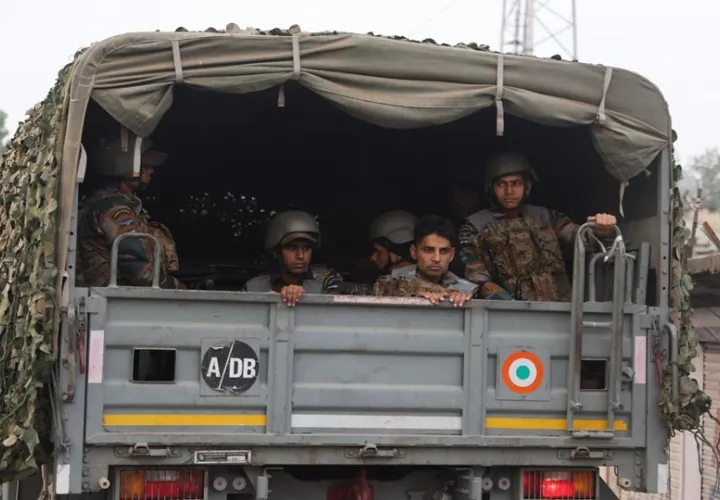 Personal de la Fuerza Aérea India patrulla un puesto de control de seguridad en las afueras de Srinagar, Cachemira. Foto: EFE