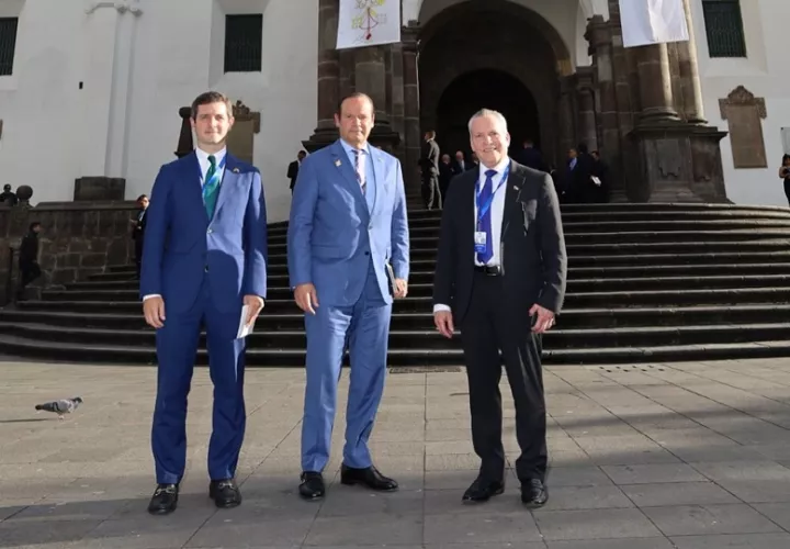 El canciller Javier Martínez-Acha junto al  vicecanciller  Carlos Hoyos y  el embajador Alfredo Montaner. Foto: Cortesía