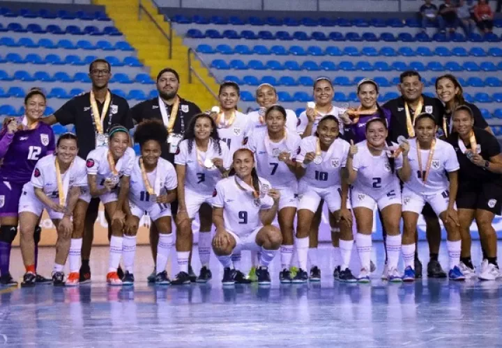 Equipo de Panamá con la medalla de plata del futsal femenino. Foto: FPF