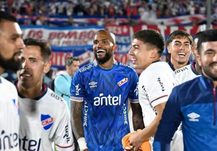 El portero panameño del Nacional,  Luis 'Manota' Mejía (cent.) Foto: Instagram