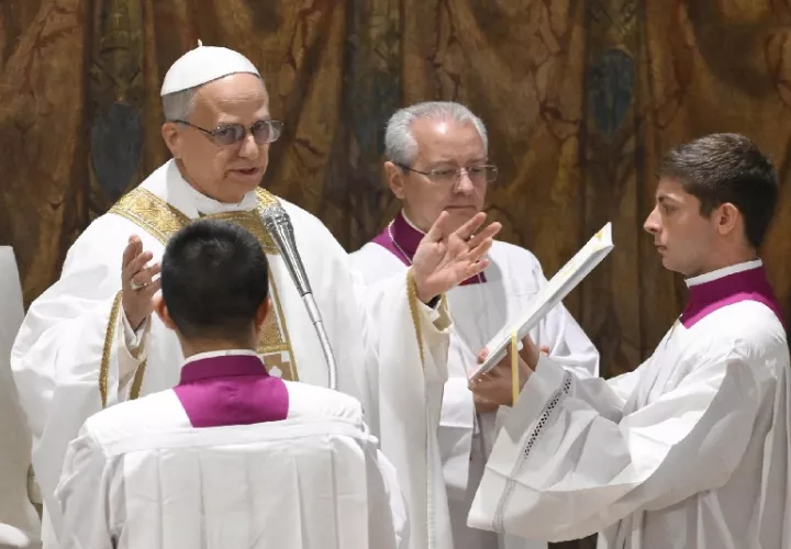 El papa León XIV oficia este viernes, su primera misa en la Capilla Sixtina. Foto: EFE