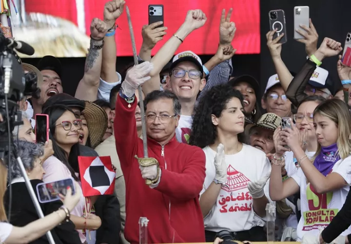 El presidente colombiano, Gustavo Petro tomó la espada del Libertador Simón Bolívar al concluir su discurso. Foto: EFE