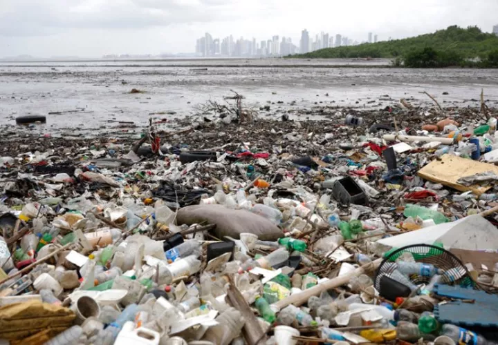 Escombros y plásticos en una bahía en la Ciudad de Panamá. Foto: EFE