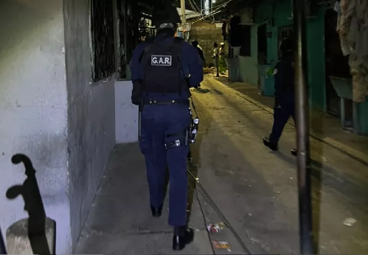  Policías patrullando zonas pobladas de Parque Lefevre. Foto: Cortesía Policía