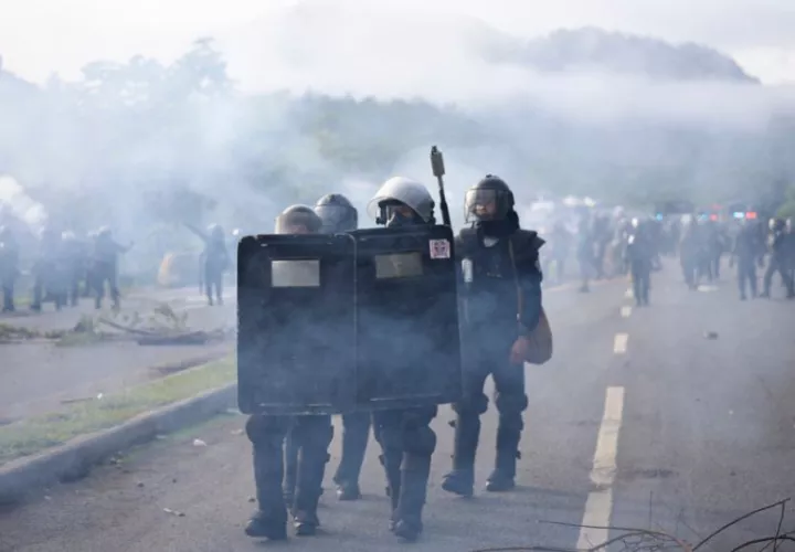  Integrantes de la Unidad de Control de Multitudes de Panamá (UCM) y manifestantes se enfrentan. Foto: EFE