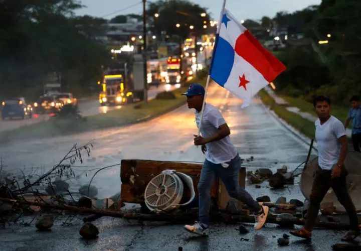  Manifestantes bloquean una vía durante una protesta en Santiago de Veraguas. Foto: EFE