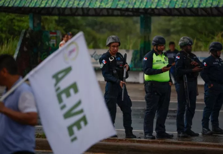 Agentes de la Policía Nacional  vigilan una protesta en Santiago de Veraguas. Foto: EFE