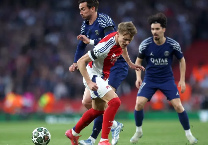 Martin Odegaard  del Arsenal y Fabián Ruiz del PSG, disputan el balón. Foto: EFE