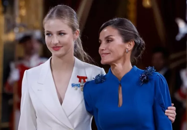 La princesa Leonor junto a su madre, la reina Letizia. EFE