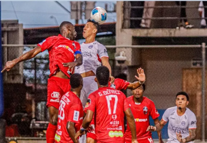El placino Everardo Rose, festeja su gol ante Tauro. Foto:LPF
