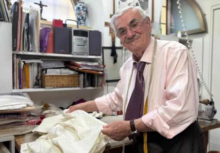 El sastre Raniero Mancinelli, de 86 años, prepara la sotana para el próximo papa. Foto: EFE