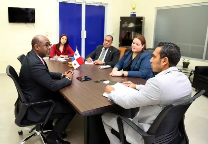 Los magistrados del TAT reunidos con un funcionario del gobierno anterior. Foto: Archivo