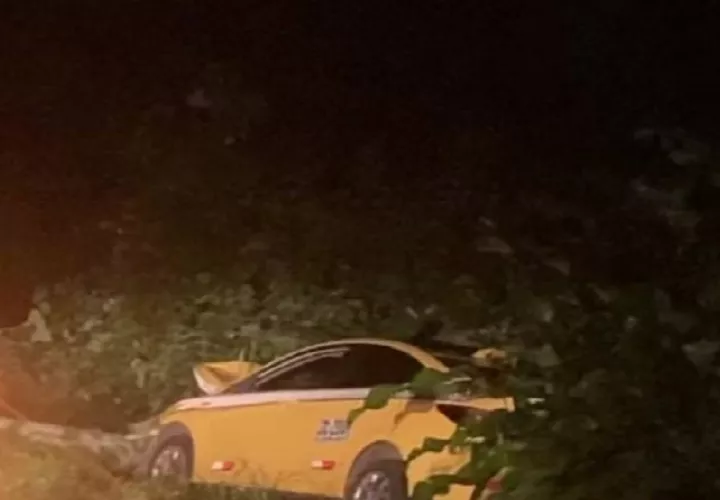 El conductor del taxi fue trasladado de urgencia aun centro hospitalario tras quejarse de un fuerte dolor en el pecho.  Foto. Diómedes Sánchez