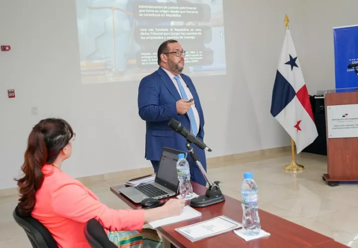 El magistrado Del Rosario durante la capacitación brindada en Contrataciones Públicas. Foto: Cortesía TC
