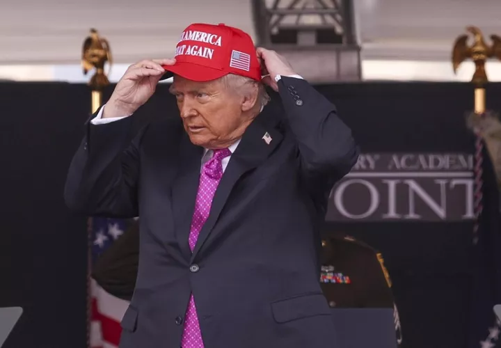 El presidente estadounidense, Donald Trump, sale de una ceremonia de graduación de la Academia Militar de EE. UU. Foto: EFE