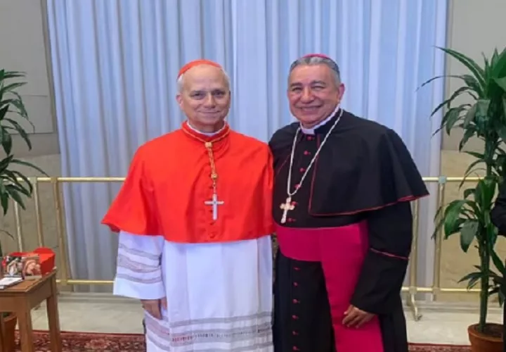 Monseñor José Domingo Ulloa junto a Robert Prevost, días antes del cónclave.