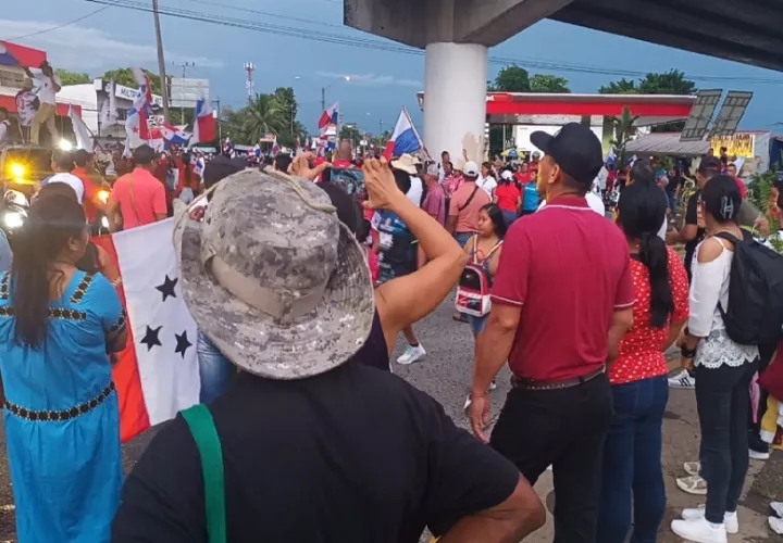 En Santiago, los educadores realizaron una marcha pacífica desde la Placita San Juan De Dios, recorrió la avenida Héctor Santacoloma, la interamericana en la entrada de esta ciudad ocupando los cuatro años, pero caminando. Foto. Melquíades Vásquez