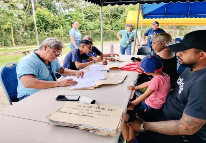 Ciudadanos formalizan su estatus en el Idaan. Foto: Cortesía.