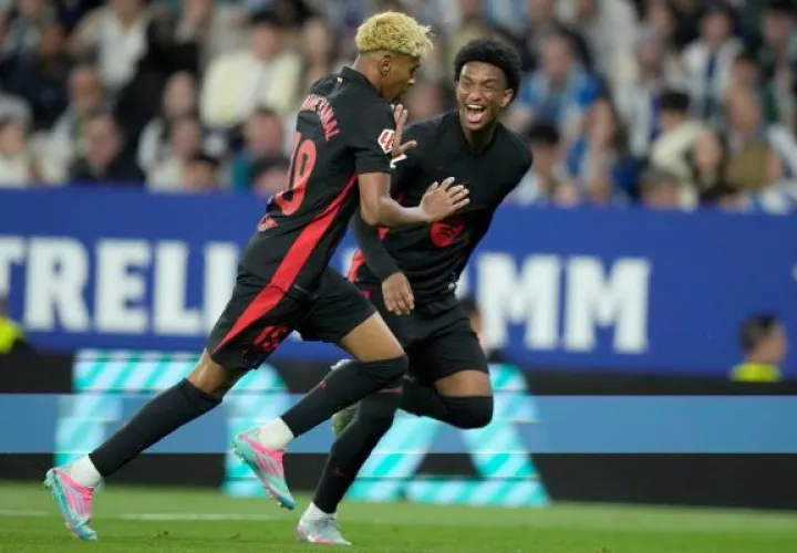Lamine Yamal (izq.) festeja su gol ante Espanyol. Foto: EFE
