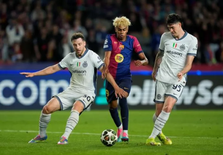 Lamine Yamal del Barcelona (cent.) es marcado por dos jugadores del Inter. Foto: EFE