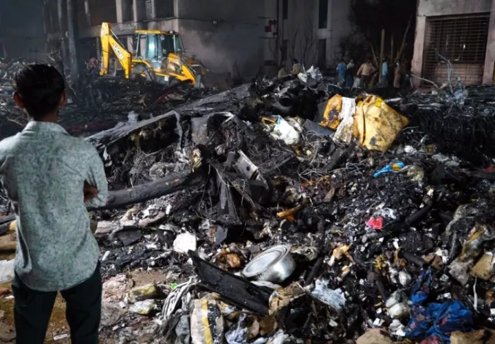 Un hombre se encuentra en el lugar de un accidente aéreo cerca del Aeropuerto Internacional Sardar Vallabhbhai Patel en Ahmedabad, Gujarat, India. Foto: EFE