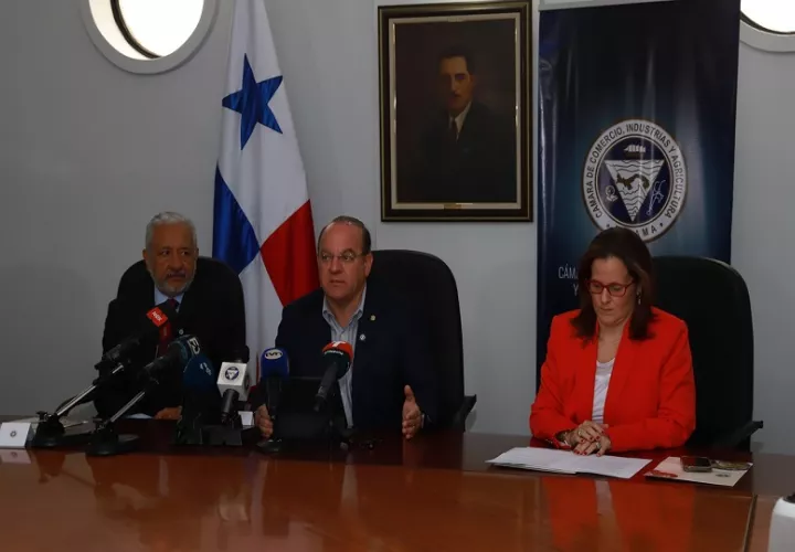 Ricaurte Vásquez, administrador del Canal, junto a Alberto Arias, presidente de la Cciap. Foto: Cortesía