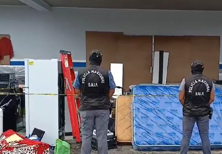 Unidades de la policía custodian parte de la mercancía recuperada. Foto: Cortesía Minseg