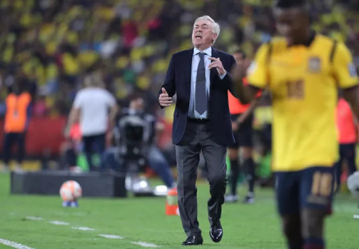 El entrenador de Brasil, Carlo Ancelotti, da instrucciones durante el partido de las eliminatorias sudamericanas ante Ecuador en el estadio Monumental en Guayaquil. Foto: EFE