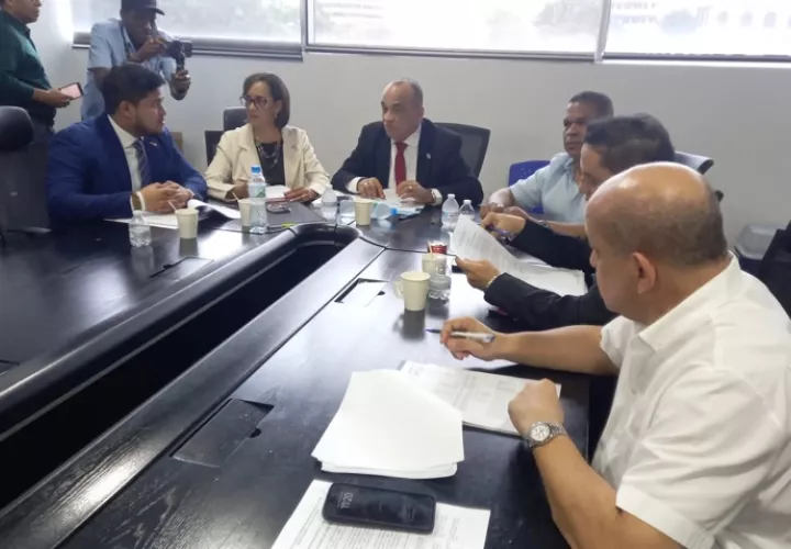 Primera reunión de la comisión de Salud, que presidió Cedeño, tras las consultas públicas de la CSS. Foto: Archivo