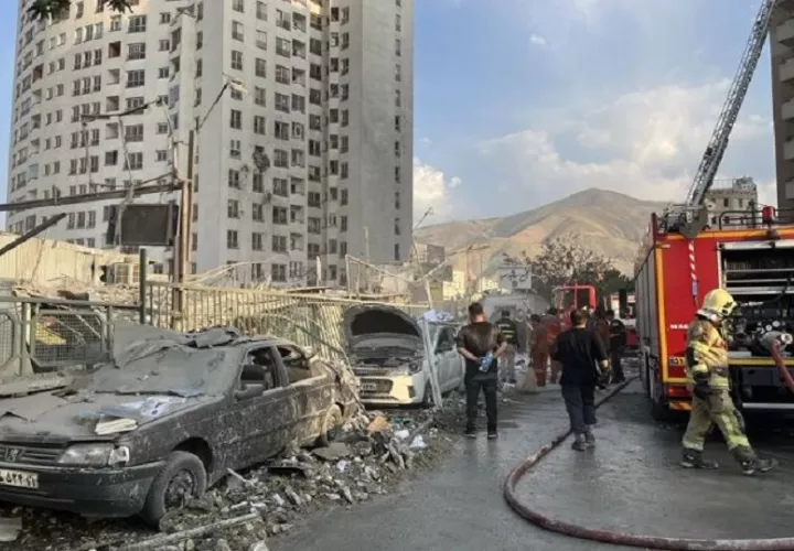 Bomberos inspeccionan las áreas afectadas. Foto: EFE