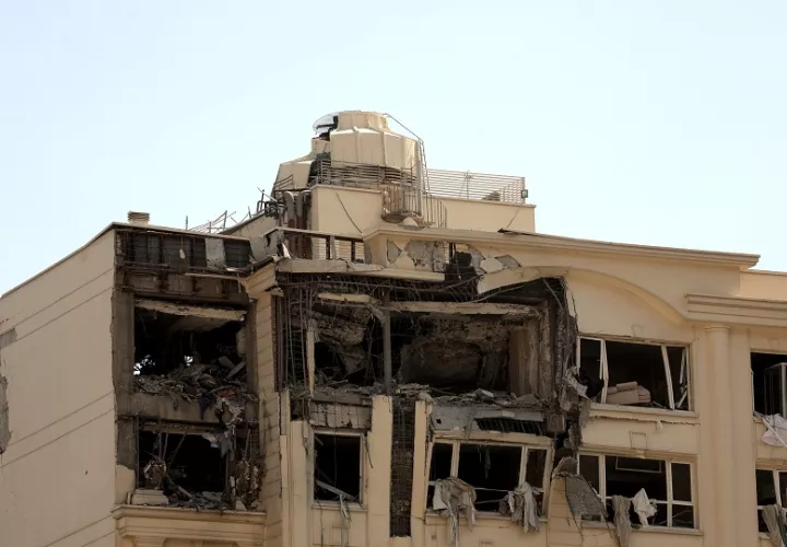 Edificio impactado por los ataques aéreos israelíes, al norte de Teherán, Irán. Foto: EFE