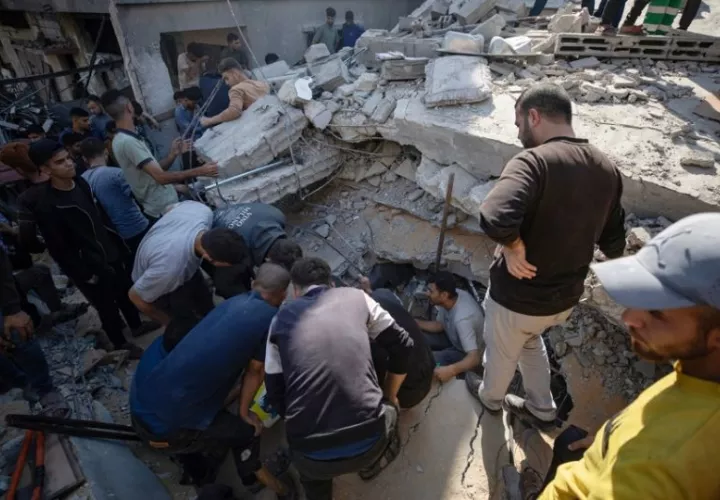 Palestinos buscan supervivientes bajo los escombros de una vivienda alcanzada por un ataque aéreo israelí en Yabalia. Foto: EFE