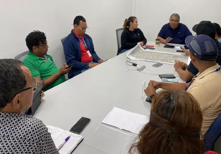 En las últimas horas, el director ejecutivo del Idaan, Rutilio Villarreal y su equipo de trabajo se reúne con autoridades del Minsa, MiAmbiente y las gobernaciones de Herrera y Los Santos. Foto. Cortesía Idaan