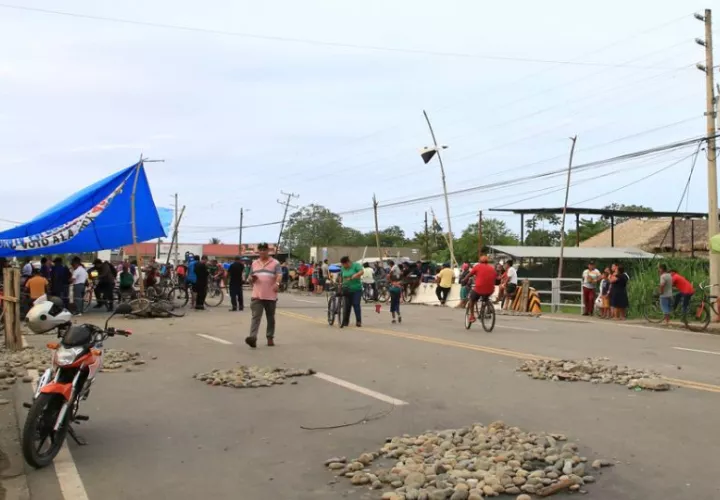 Trabajadores bananeros bloquean una carretera en Changuinola. Foto: EFE