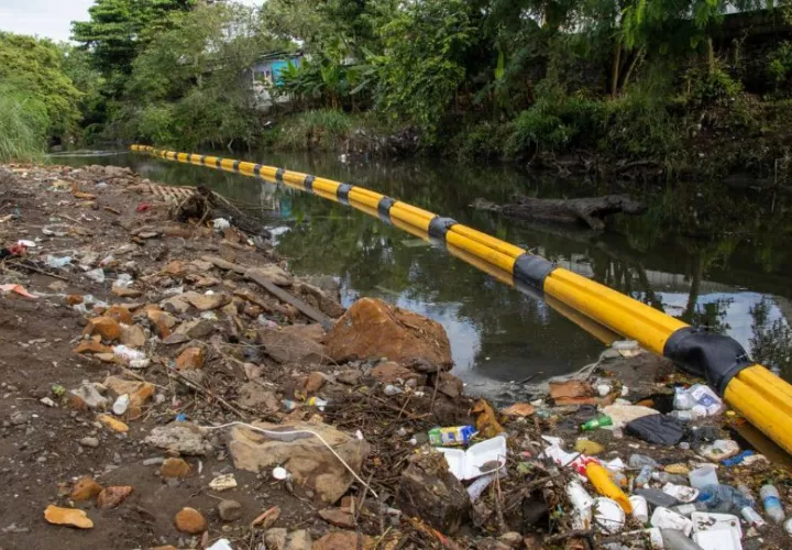 Barrera flotante en el río Río Abajo. Foto: Cortesía