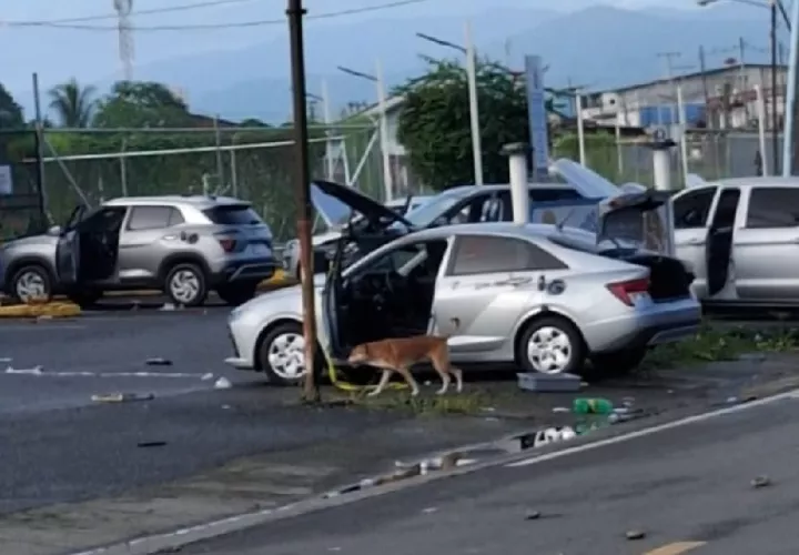 Carros vandalizados, luego de la anarquía vivida la noche del jueves en Changuinola. Foto: Cortesía