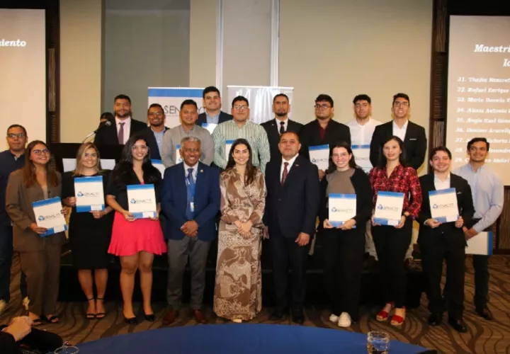 Estas becas representan una inversión de 5,876.000.00 dólares. Foto: Cortesía